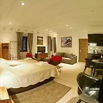 Elegant Apartment *